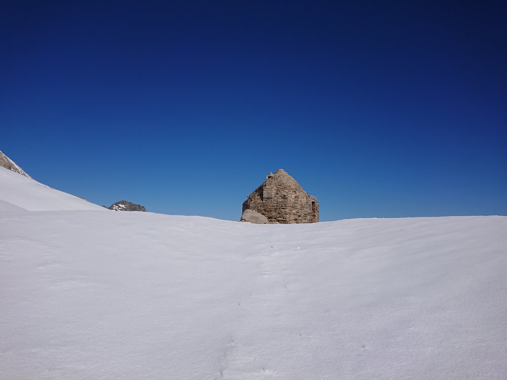  We finally saw the stone shelter at the top of the pass 