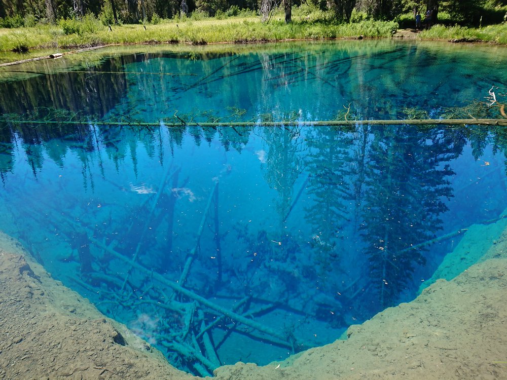  The lake was amazingly clear 